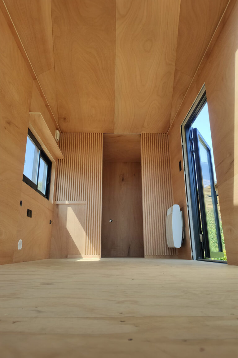 Tiny House : habillage mur/plafond avec le système du rail Stratlock