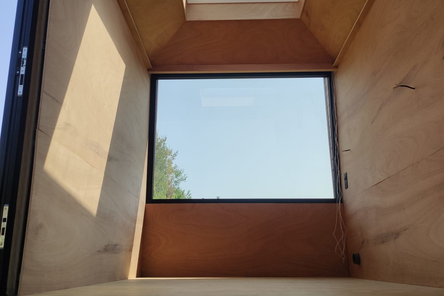 Tiny house : habillage murs/plafond avec le système du rail Stratlock