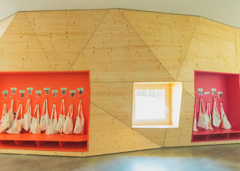 Fixation invisible & mobilier scolaire : Domarine accompagne la rénovation d’une école publique