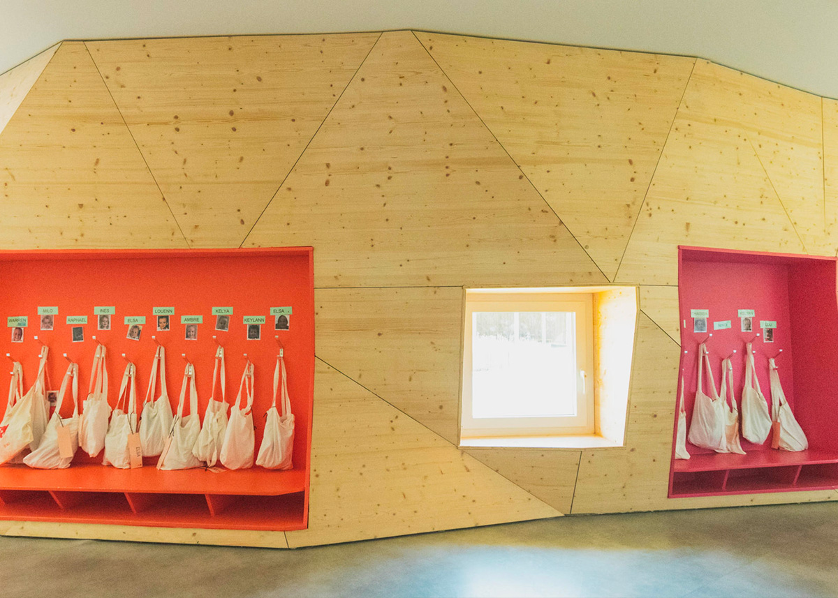 Fixation invisible & mobilier scolaire : Domarine accompagne la rénovation d’une école publique